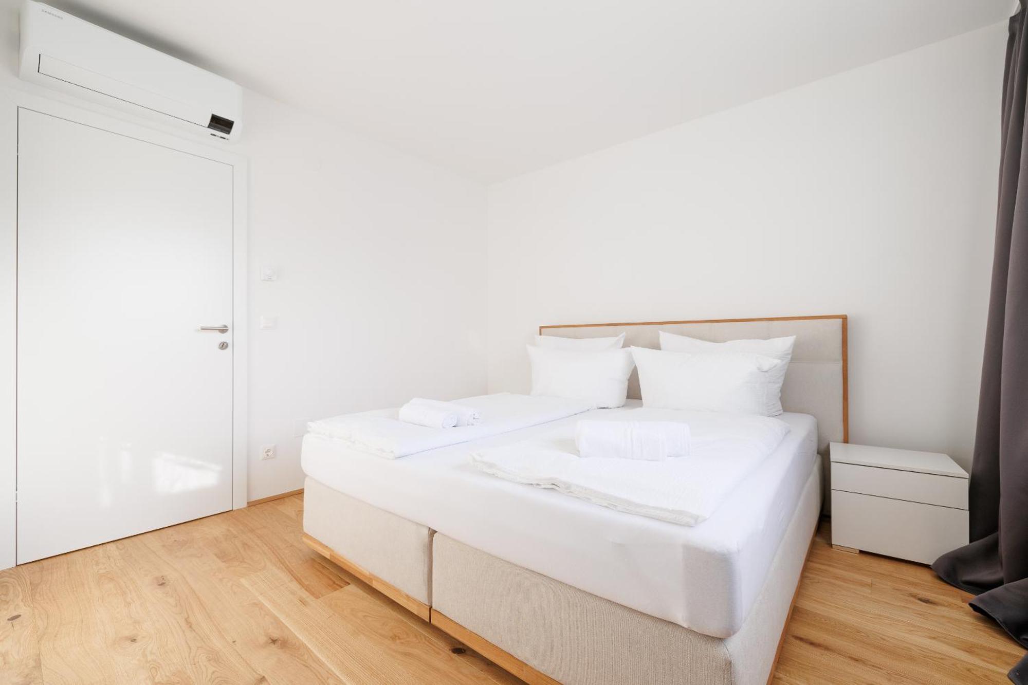 Symphony Apartments 42 - Modern Loft With Terrace And Grill In Central Location Bécs Kültér fotó